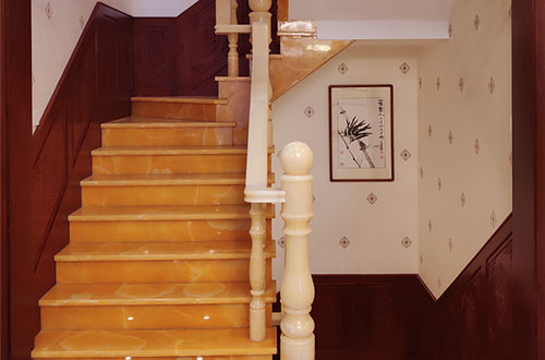 阜城中式别墅室内汉白玉石楼梯的定制安装装饰效果